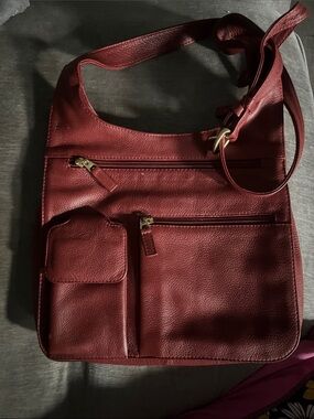 Women's Red Leather Crossbody Bag - Classic Everyday Style.  Burse